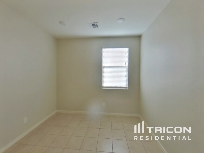 Building Photo - 40647 W Hensley Way
