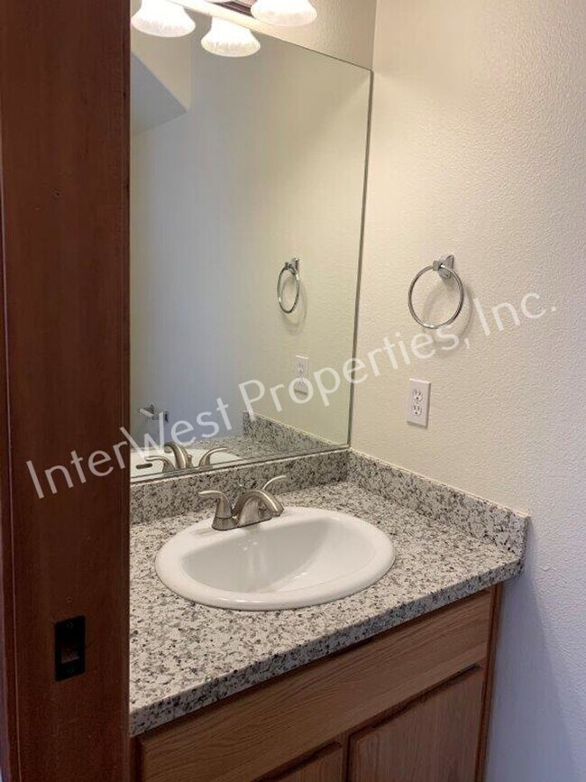 Building Photo - FLIK01-OPM