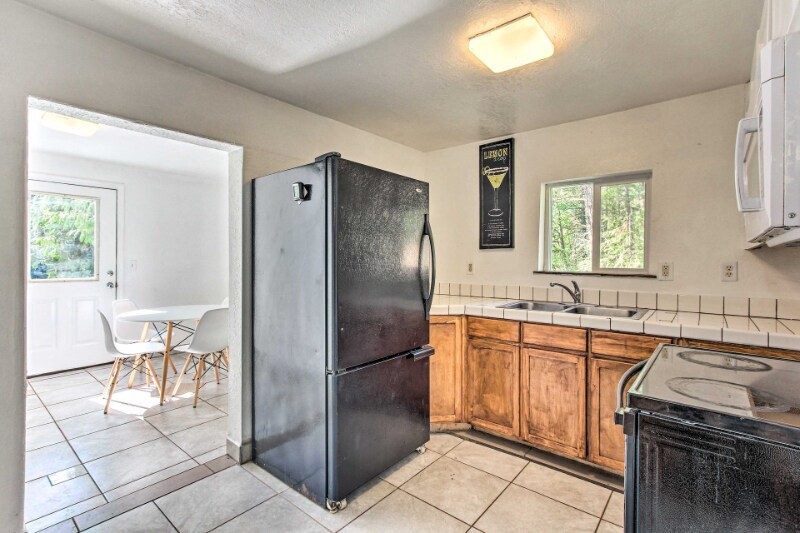 Building Photo - 37462 Row River Rd