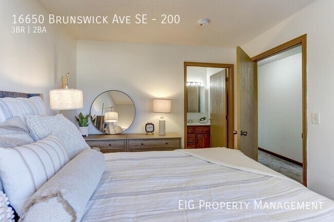 Building Photo - 16650 Brunswick Ave SE