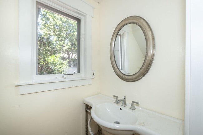 Building Photo - Lovingly Maintained 5 Bed, 3.5 Bath Execut...