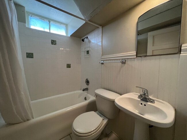 Building Photo - Mid Century Modern Ranch in Virginia Village!