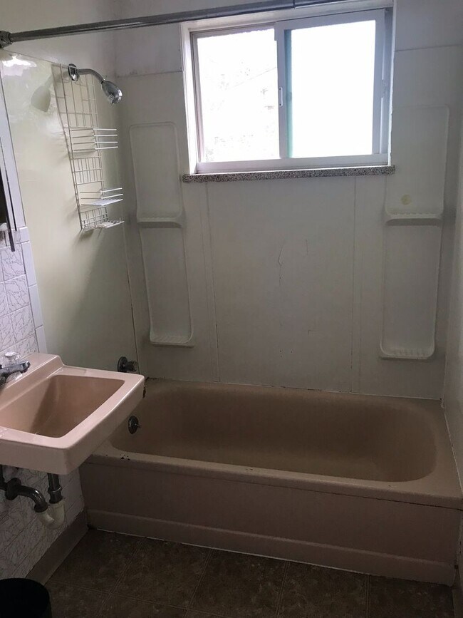 Building Photo - House for August Prelease with Easy Access to CU