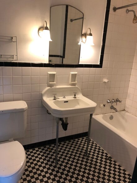 2nd floor bathroom - 4738 Friendship Ave