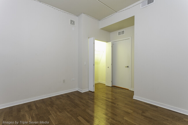 Building Photo - 873 N Larrabee St