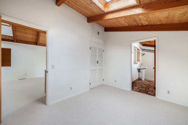 Building Photo - 1539 Miramar Ln