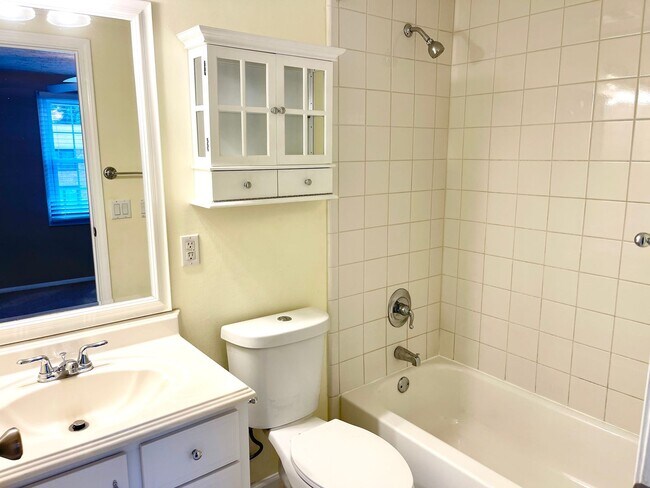 Building Photo - Welcome to this charming 3-bedroom, 2.5-ba...