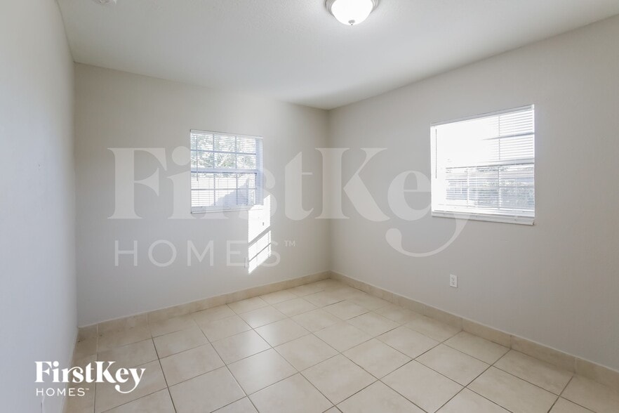 Building Photo - 1231 NE 214th St