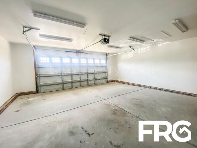 Building Photo - 200 Willow Pond Dr
