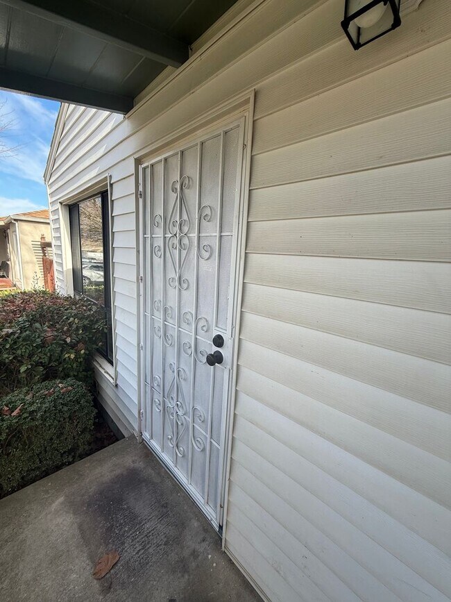 Building Photo - Easy Freeway access