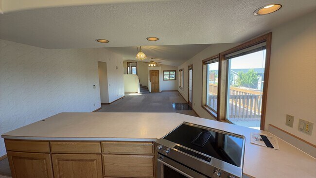 Building Photo - 3405 SW Hillcrest Dr