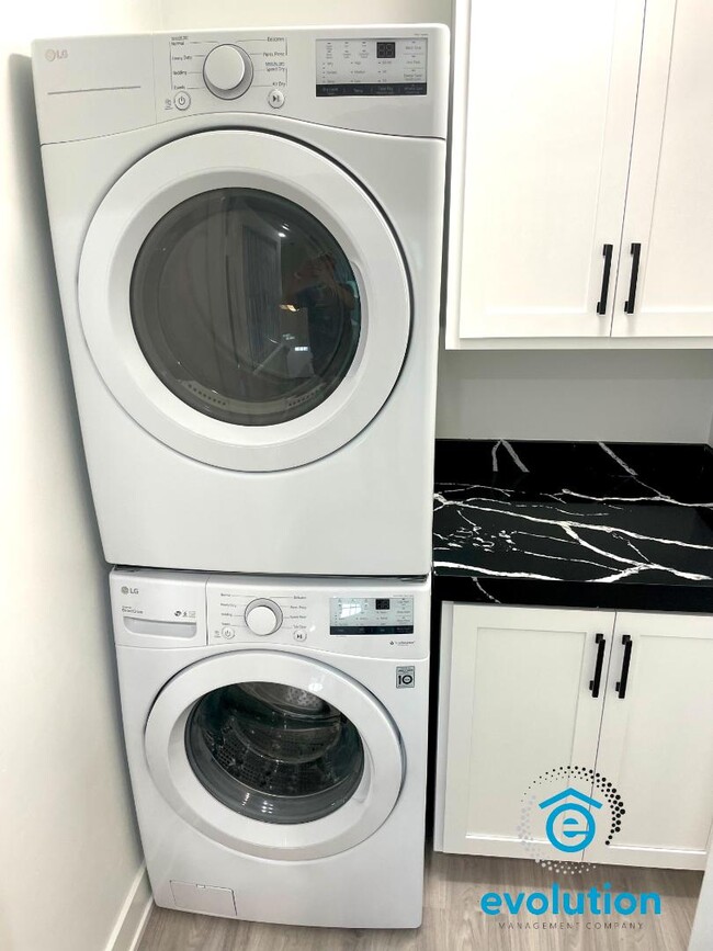 Building Photo - 8673 Golf Dr