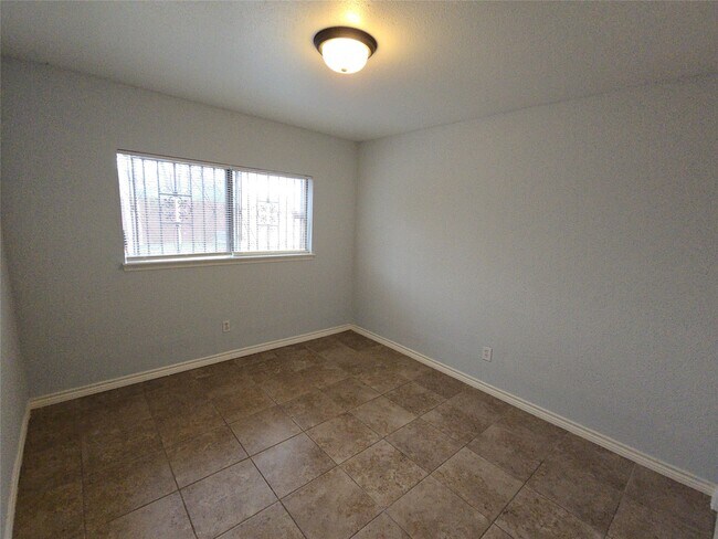 Building Photo - 13806 Long Glen Dr