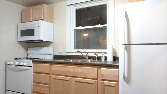 Building Photo - Charming 4 Bedroom Home with 2 Full Baths in Grand Rapids