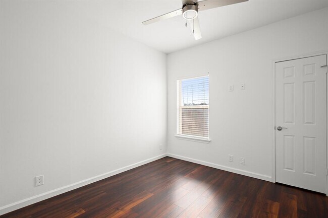 Building Photo - 2414 Longview St