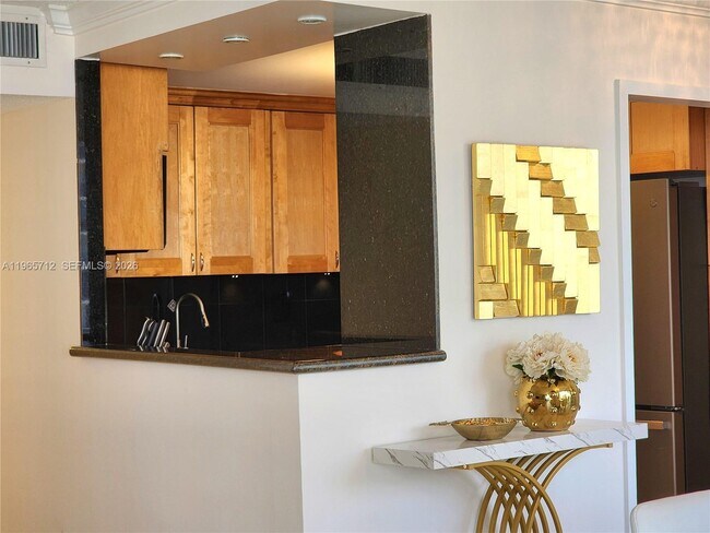 Building Photo - 2030 S Ocean Dr