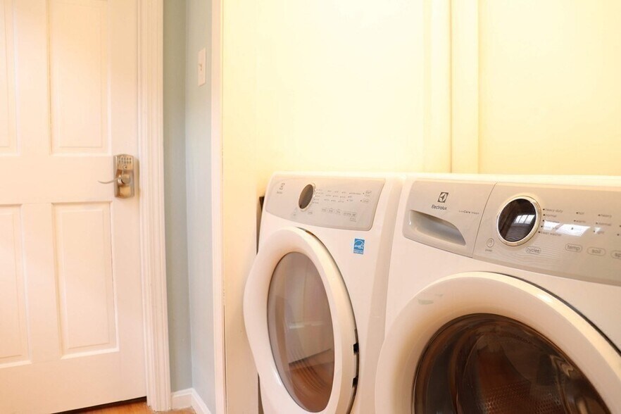 Building Photo - 12 Regent St