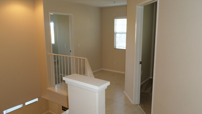 Building Photo - Auberry Place - Great Townhouse - Redhawk