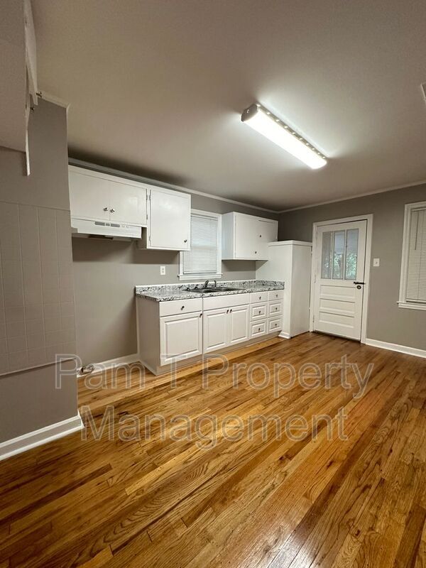 Building Photo - 26 W 59th St