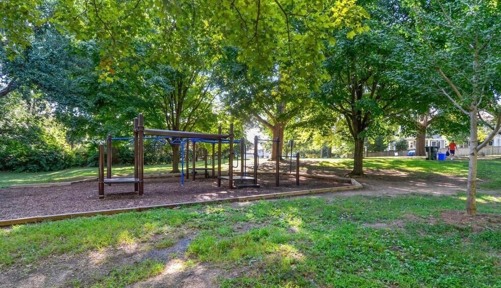 Building Photo - 4720 Chevy Chase Dr