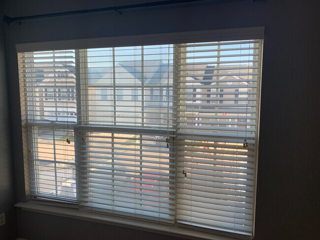 Building Photo - Room in Townhome on Big Bass Dr