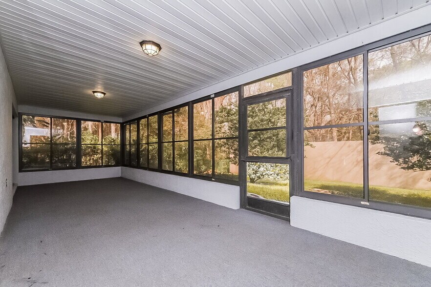 Building Photo - 4828 Crestknoll Ln