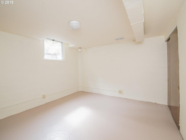 Building Photo - 6400 SW Vermont St