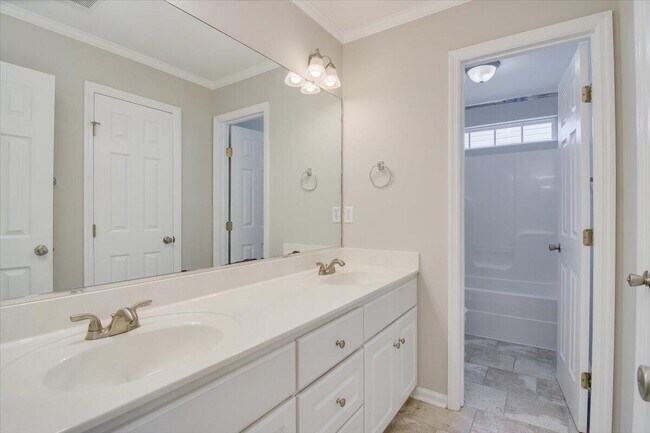 Building Photo - 702 Lakeside Landing Ct