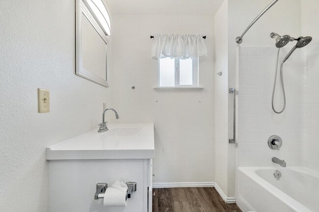 Building Photo - Charming Beach House!