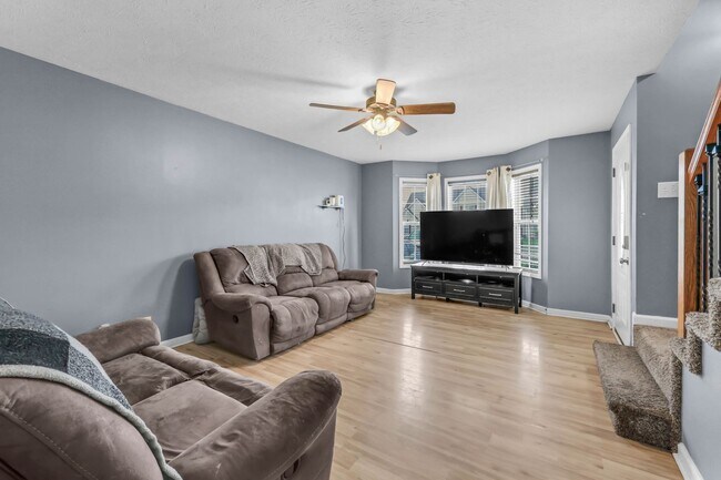 Building Photo - 4 Bedroom 2 Bath Pet Friendly Home For Rent!