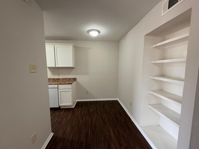 Building Photo - 3302 Salisbury Ave