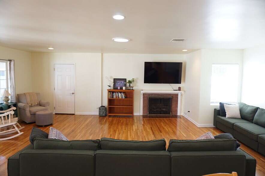 Building Photo - 8533 Woodley Ave
