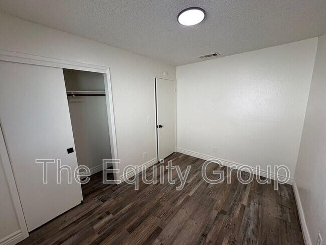 Building Photo - 2500-2504 West Chestnut Ct