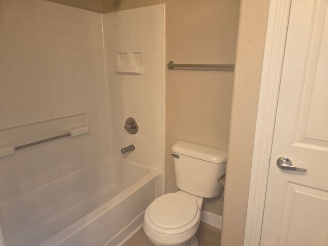 Building Photo - NEWLY REMODELED TOWN HOME IN HENDERSON AWA...