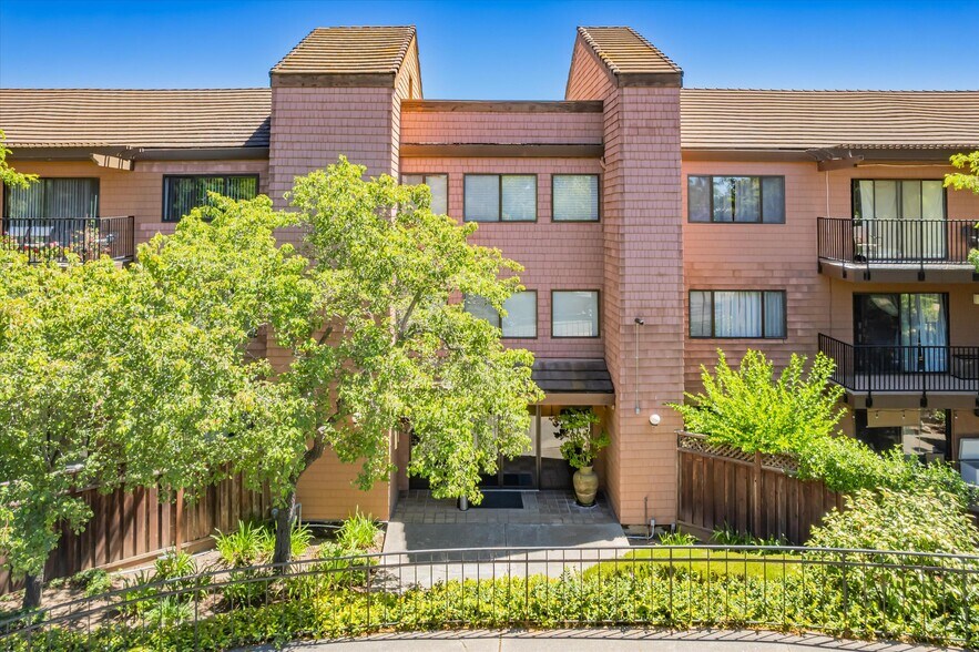 Building Photo - 25700 University Ct