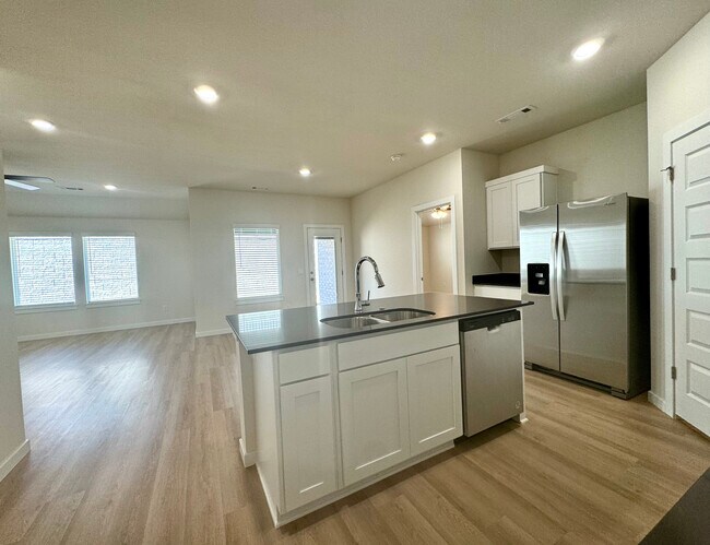 Building Photo - 5382 Selah St