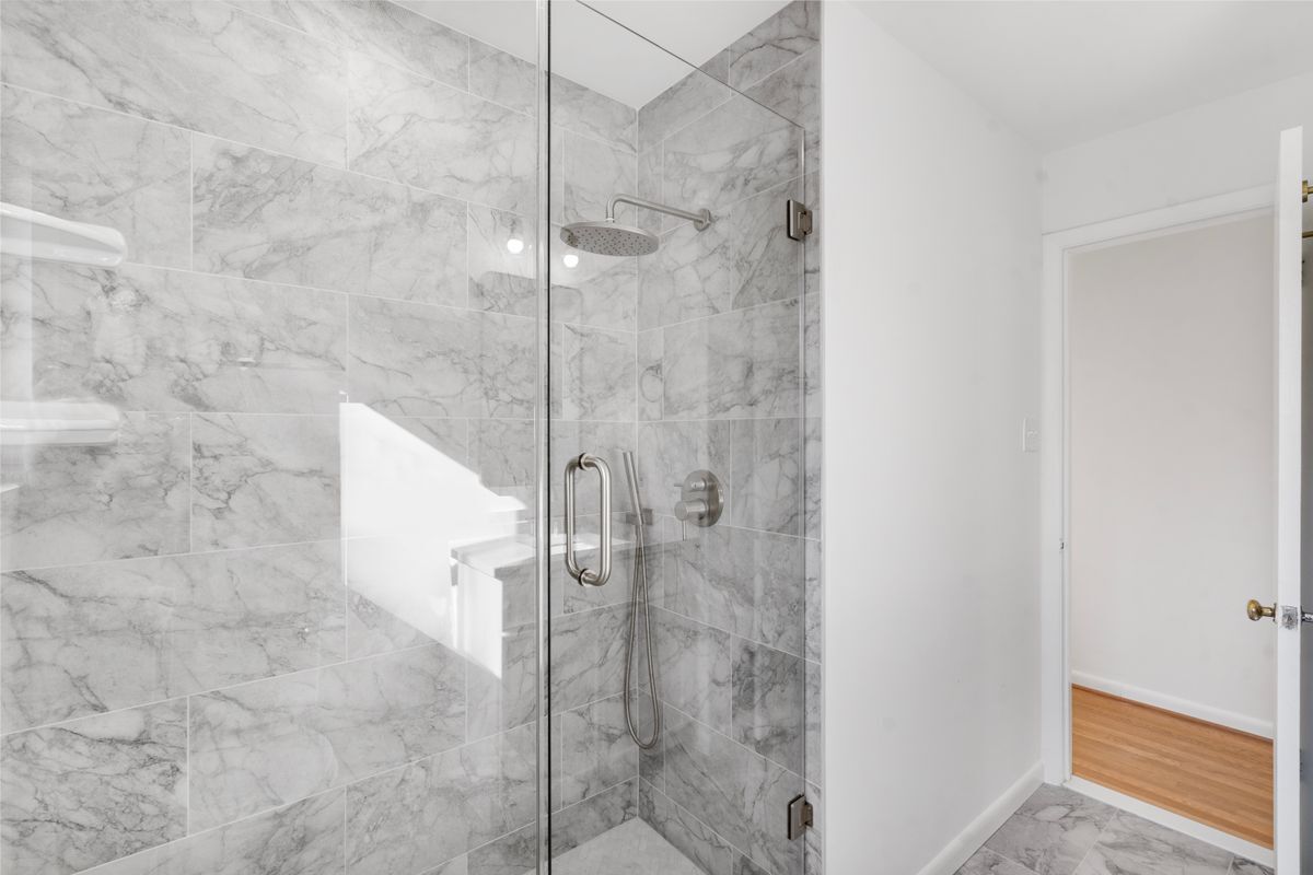 Building Photo - 618 19th St S