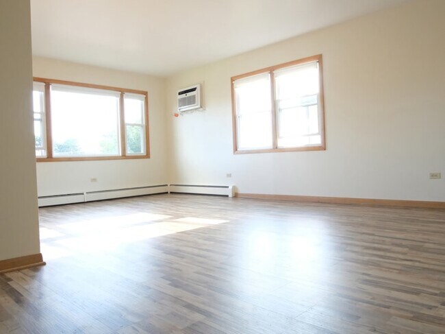 Building Photo - 8418 W Oak Ave