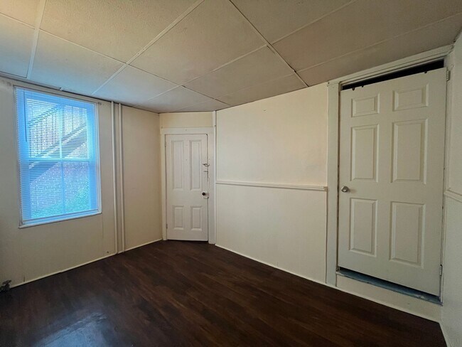 Building Photo - 633 Manor St