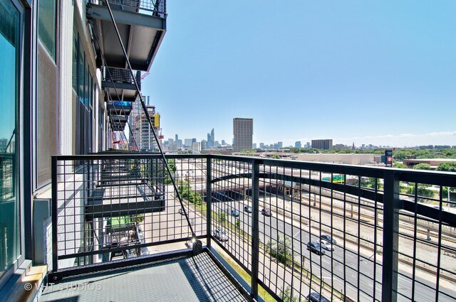 Building Photo - 1224 W Van Buren St