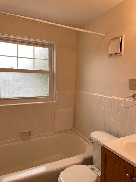 Bath - 702 Kahkwa Blvd
