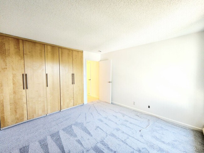 Building Photo - Top floor remodeled Woodlake unit
