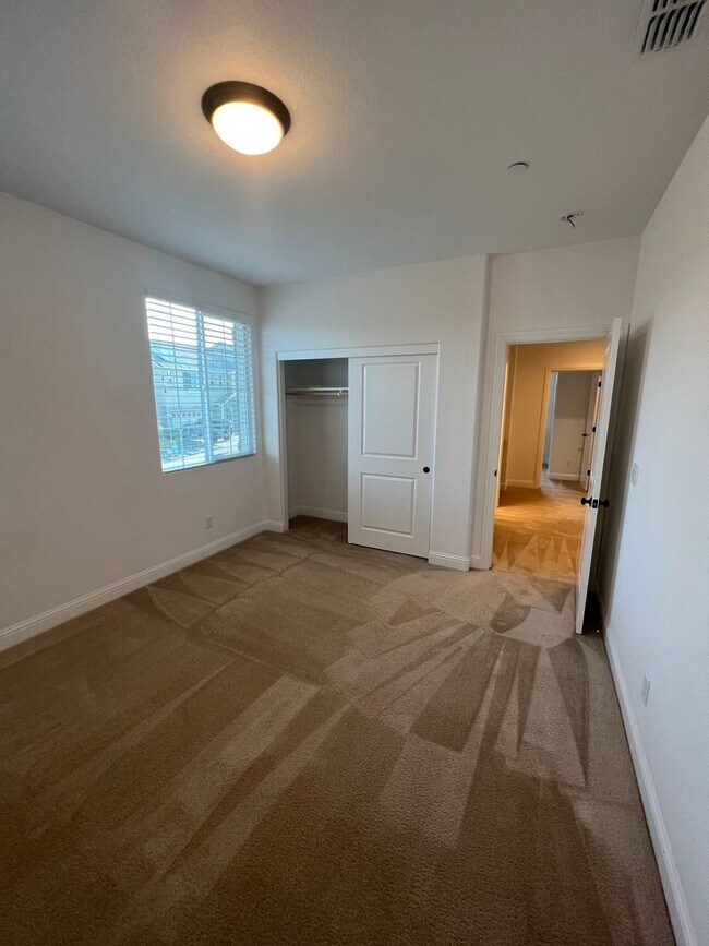 Building Photo - Spacious 4 Bedroom Home with Downstairs Bedroom and Upstairs Loft in Whitney Ranch Rocklin