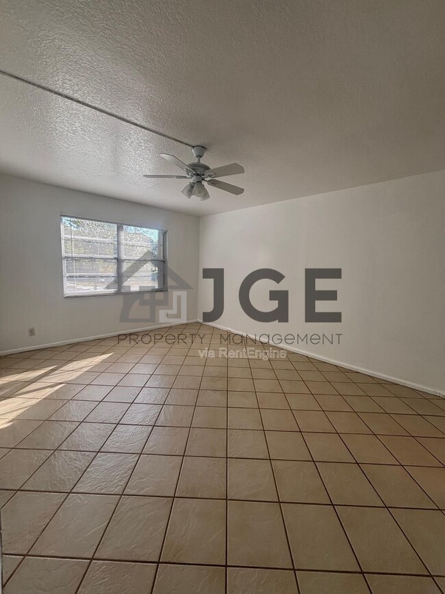 Building Photo - 12600 Sw Ct-5