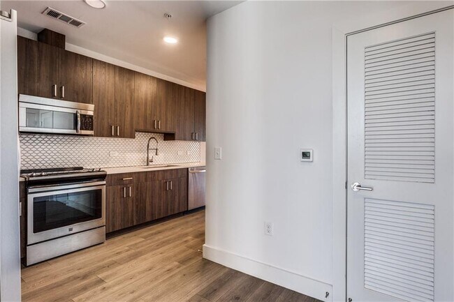 Building Photo - 2213 Poquito St