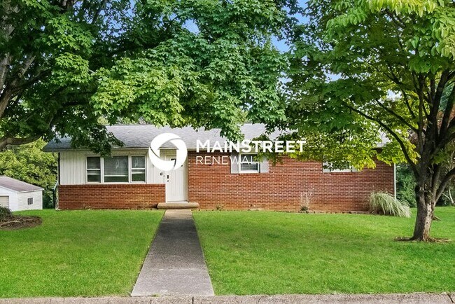 Building Photo - 3 Bedroom Pet-Friendly Home in KNOXVILLE, TN with Main Street Renewal