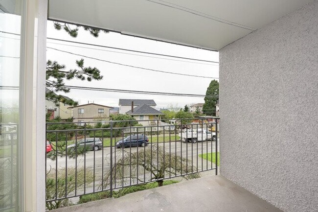 Building Photo - North Beacon Hill 1 Bedroom Apartment for Rent | Beacon Hill Light Rail Access, Balcony, Hardwood...