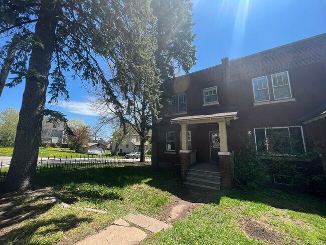 Building Photo - AVAILABLE JUNE -  4 Bed 1 Bath Townhome