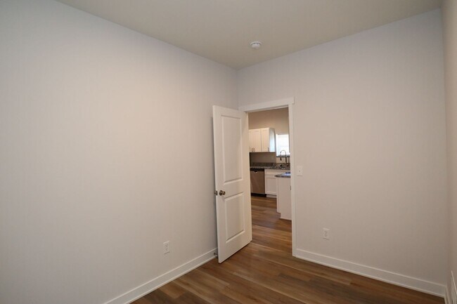 Building Photo - 3 Bedroom Downstairs Unit Near Eastside Duplex!