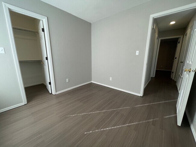 Building Photo - 8512 Southridge Dr